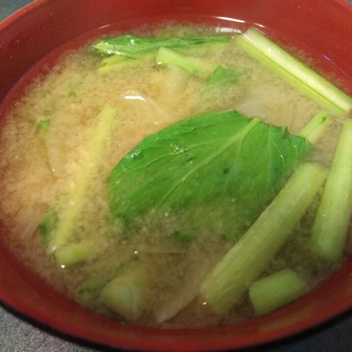 カブの葉と玉ねぎの味噌汁